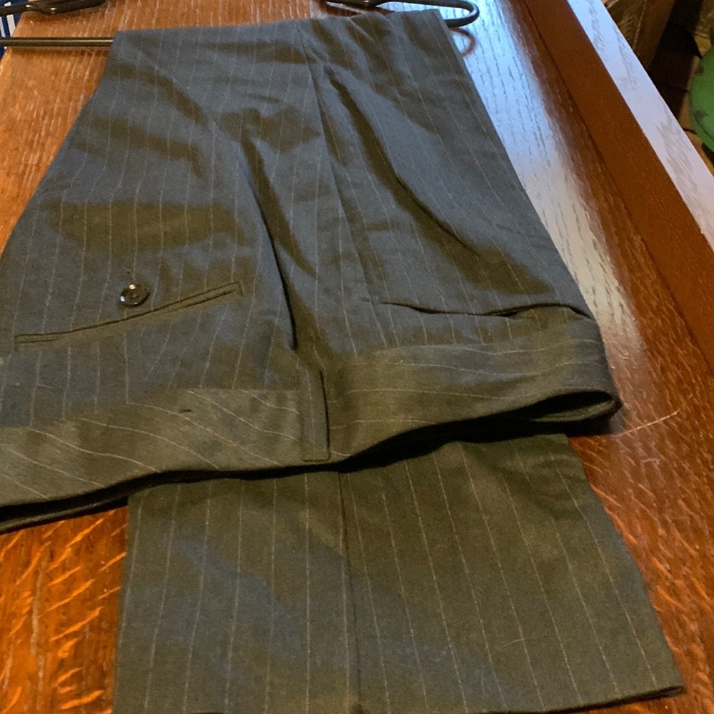Express Editor fit dark gray with pink stripes